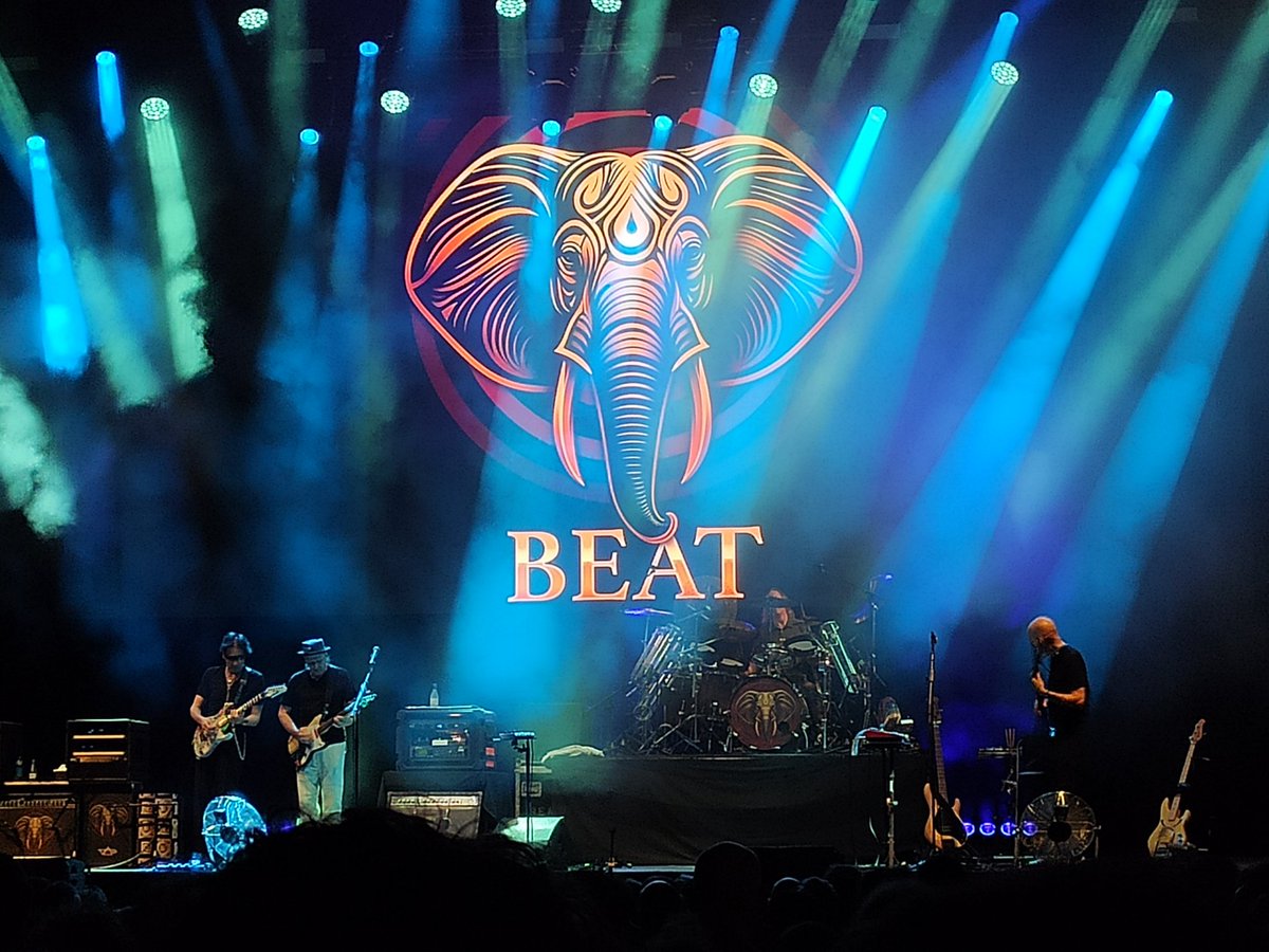 antonijv's tweet photo. Doncs resulta que els alienígenes si que existeixen i, de fet, ens van visitar al Poble Espanyol de #Barcelona ahir a la nit. #BEAT #KingCrimson https://t.co/D2pbL5jtv0
