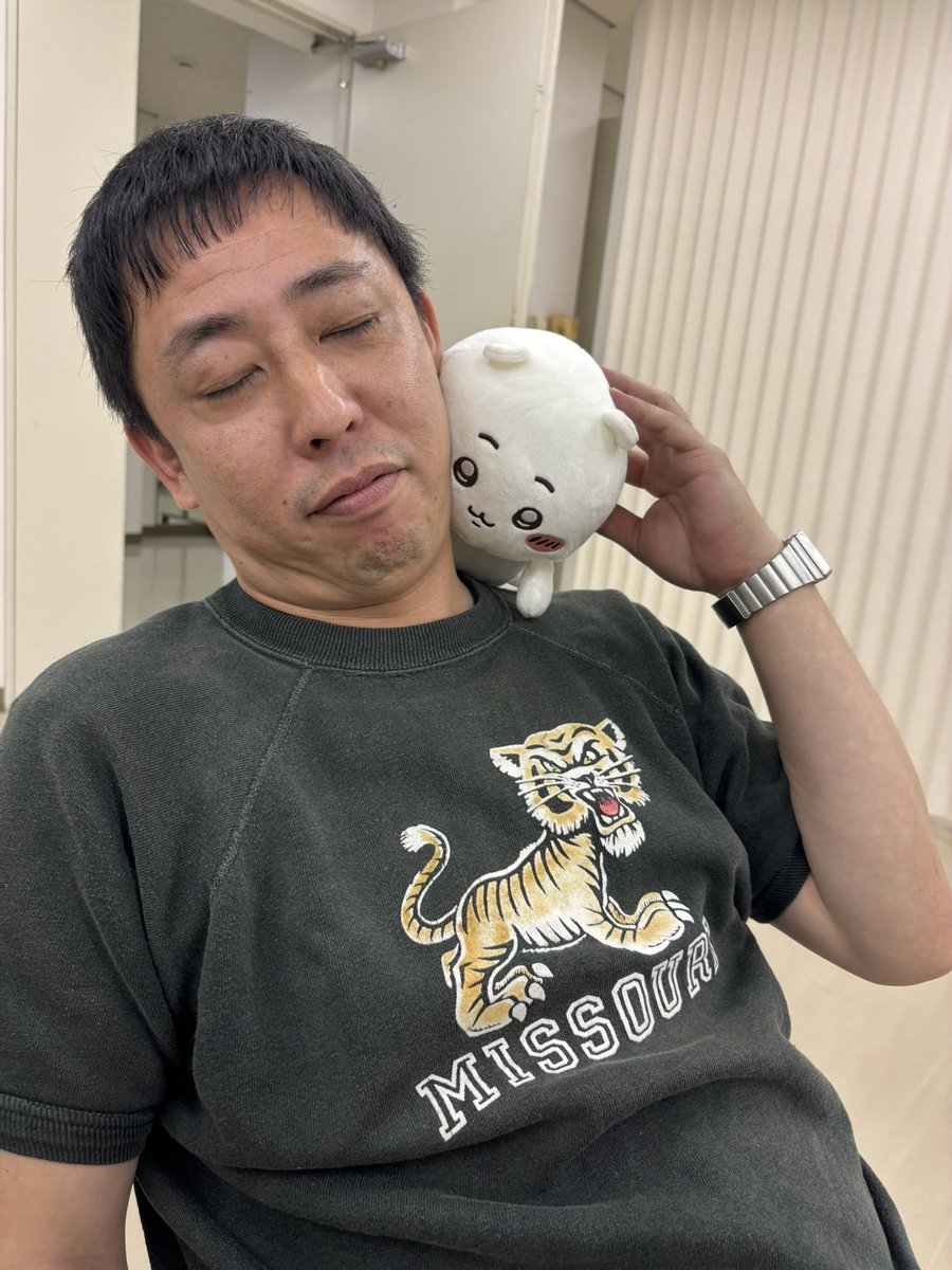manbouyashiro's tweet photo. ＃さらば青春の光 
単独ライブ演出して9年目

＃さらば九官鳥 
広島公演新幹線移動
長いので寝ても首を痛めないようにサイズと堅さが最高の　ちいかわ　を枕代わりに連れていく
僕とさらばは関係良しと信じて
写真撮ってもらいました
あんまり話したことなかったひょうろく君も気持ち良く😆感謝 https://t.co/598MtgYKTA