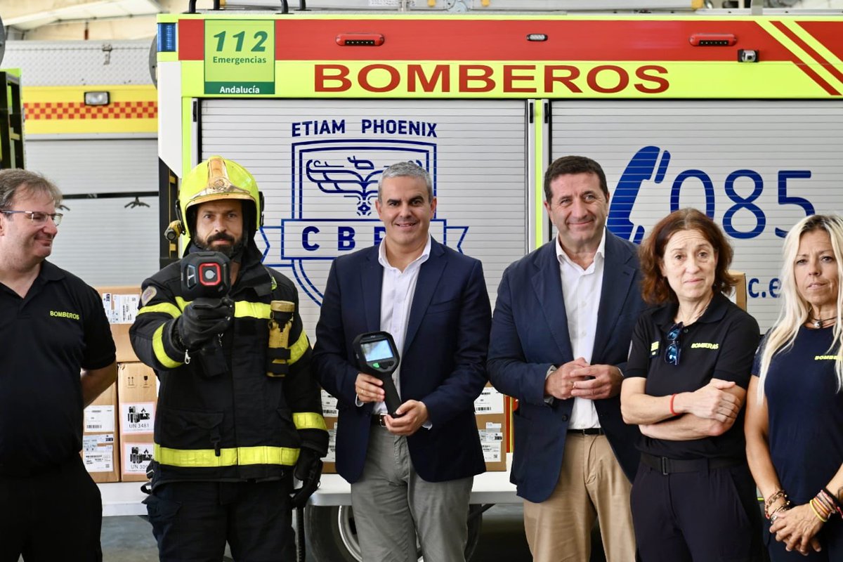 BomberosCbpc's tweet photo. 👩🚒El #CBPC refuerza la seguridad y la eficacia de sus intervenciones con 31 nuevas cámaras térmicas 🖥️ presentadas en el parque de #Jerez, que permitirán dotar a la provincia de dispositivos de última generación en extinción de incendios y rescates
ℹ️👉https://t.co/83w0zCy5Fc https://t.co/eeaV2Rii9w