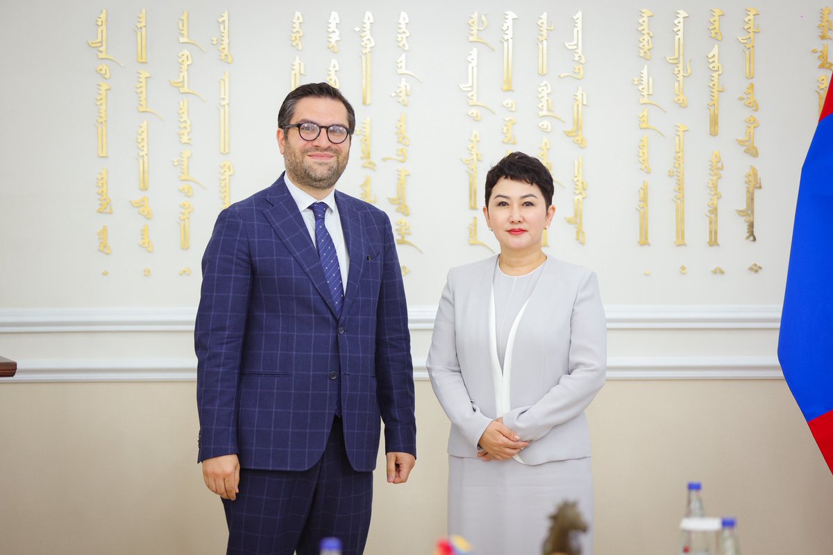 BattsetsegBatm2's tweet photo. Өнөөдөр Хүүхдийн хорт хавдар судлалын олон улсын нийгэмлэгийн Ерөнхийлөгч Геворг Тамамяныг хүлээн авч уулзлаа.

Уулзалтаар Азийн бүсийн 18 дахь конгрессыг Улаанбаатар хотноо зохион байгуулахад хамтран ажилласанд талархал илэрхийлж, хүүхдийн эрүүл мэндийг хамгаалах, хавдрын эрт илрүүлэг, оношилгоо, эмчилгээний чадавхыг бэхжүүлэх, Хүүхдийн хорт хавдрын эсрэг дэлхийн санаачилгын хүрээнд хамтын ажиллагаагаа өргөжүүлэх талаар санал солилцлоо.

Тэрбээр энэ удаагийн конгресст дэлхийн 55 орны 300 гаруй төлөөлөгч оролцсоныг онцолж, хүүхдийн хорт хавдартай тэмцэх, урьдчилан сэргийлэх, тусламж, дэмжлэг үзүүлэх чиглэлээр манай улстай бүх талаар хамтран ажиллахаа илэрхийллээ.