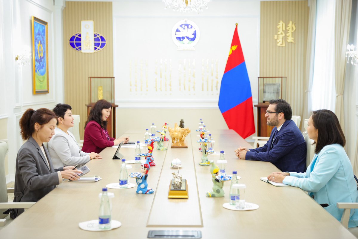 BattsetsegBatm2's tweet photo. Өнөөдөр Хүүхдийн хорт хавдар судлалын олон улсын нийгэмлэгийн Ерөнхийлөгч Геворг Тамамяныг хүлээн авч уулзлаа.

Уулзалтаар Азийн бүсийн 18 дахь конгрессыг Улаанбаатар хотноо зохион байгуулахад хамтран ажилласанд талархал илэрхийлж, хүүхдийн эрүүл мэндийг хамгаалах, хавдрын эрт илрүүлэг, оношилгоо, эмчилгээний чадавхыг бэхжүүлэх, Хүүхдийн хорт хавдрын эсрэг дэлхийн санаачилгын хүрээнд хамтын ажиллагаагаа өргөжүүлэх талаар санал солилцлоо.

Тэрбээр энэ удаагийн конгресст дэлхийн 55 орны 300 гаруй төлөөлөгч оролцсоныг онцолж, хүүхдийн хорт хавдартай тэмцэх, урьдчилан сэргийлэх, тусламж, дэмжлэг үзүүлэх чиглэлээр манай улстай бүх талаар хамтран ажиллахаа илэрхийллээ.