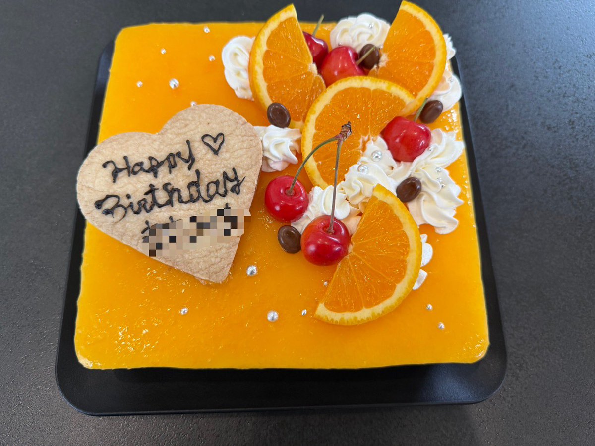 teamT_san's tweet photo. 旦那の誕生日会🥂

毎年同じ様なケーキなので、今年は趣向を変えて初めてオレンジケーキに挑戦

オレンジゼリー
オレンジムース
チョコムース（ビター）
チョコスポンジ（コーヒー風味）

の4層🍰

プレートも毎年チョコだったけどクッキーの方が良いかも

美味しかった🫶🏻 https://t.co/L4zCktDJs9