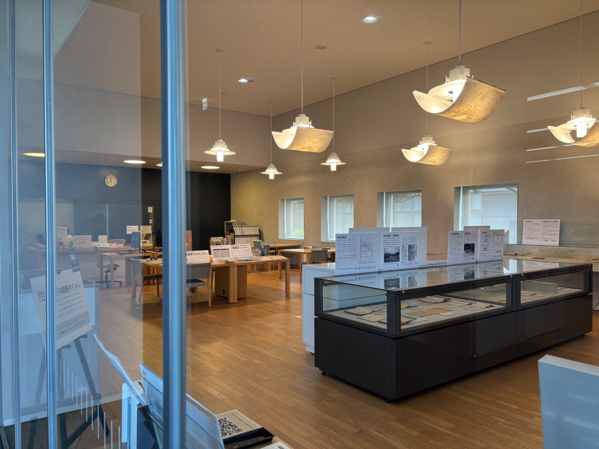 H___2__O's tweet photo. 槇文彦設計、福井県立図書館。
構造は花輪建築構造設計事務所。

十字の鉄骨柱や16角形のRC柱と遊び心が感じられる一方で、全体的には整然としている。照明が統一されてるんだなと思っていたら、この建物用に設計されたペンダントライトらしい。欲しい... https://t.co/WG7tGZouty