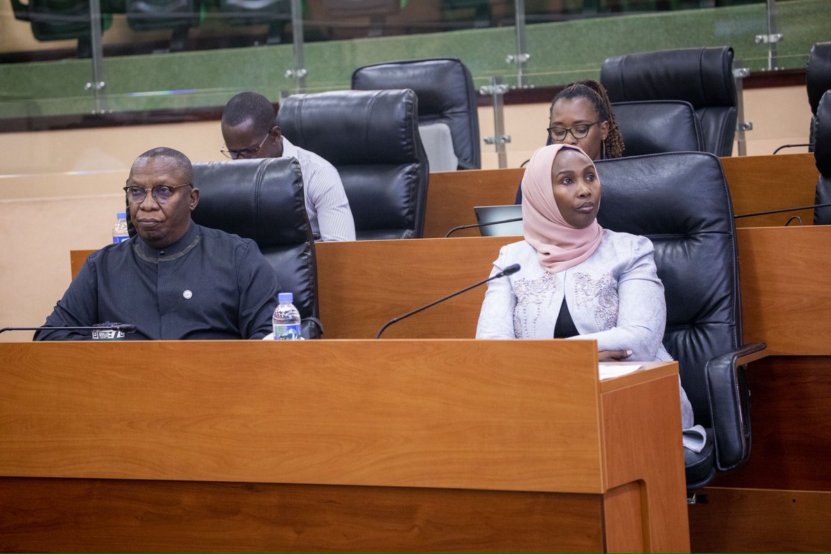 RwandaParliamnt's tweet photo. Kubona amakuru y’ibiza hakiri kare, ni yo intambwe ya mbere yo kubikumira:  Mu biganiro na Minisitiri wa  @RwandaEmergency Maj. Gen. (Rtd) Albert Murasira n’Umuyobozi Mukuru wa @MeteoRwanda ku ishyirwa mu bikorwa ry’ingamba zo gukumira no guhangana n’ibiza Abasenateri basabye izi nzego:
➡️Kongera imbaraga mu ihuzabikorwa no kwegereza uturere ububiko rw’ibikoresho by’ubutabazi;
➡️Gufatanya n’izindi nzego gushyiraho ibipimo ngenderwaho mu kubaka ibikorwaremezo hashingiwe ku miterere ya buri hantu;
➡️Gushyiraho ingamba zo gukumira no kwitegura ingaruka z’ubushyuhe bugenda buzamuka.

Komisiyo y’Ububanyi n’Amahanga, Ubumwe bw’Abanyarwanda n’Umutekano muri Sena, iri mu gikorwa cyo kugenzura uko ingamba zo gukumira ingaruka ziterwa n’ibiza zishyirwa mu bikorwa .