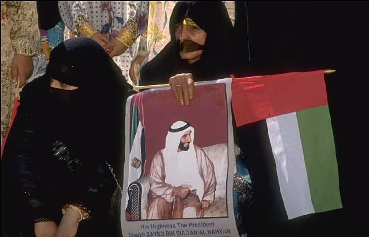 ae_wasl's tweet photo. يوم لا يُنسى في ذاكرة كل إماراتي..

خبر عودة الشيخ زايد بن سلطان آل نهيان من رحلة العلاج سنة 1996

وكان الاستقبال شي ما ينوصف… شعب الإمارات كله كان في الميدان فرحة وحدة وقلوب تدعي وتحتفل برجعة أبونا زايد وحتى كان الشعب العربي والإسلامي كله في انتظاره!

كان يوم مثل العرس الكبير للإمارات! 
زايد ما كان قائد بس
كان وطن وأمان وحب ما ينتهي

اللهم ارحم الشيخ زايد بن سلطان آل نهيان، واغفر له، واجعل مثواه الجنة، وجزِه عن الإمارات وأهلها خير الجزاء.
