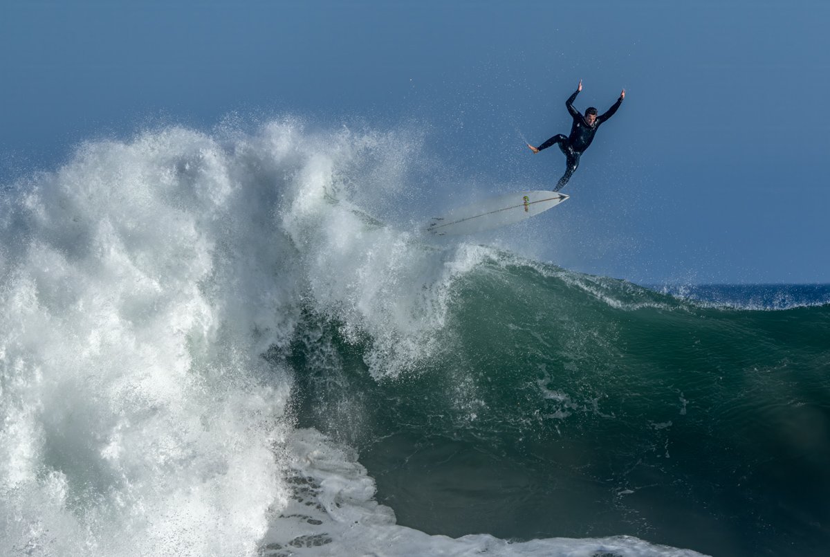 Stever1552Steve's tweet photo. Surfer sending it straight into orbit. An epic exit after surviving a monster ride at The Wedge in Newport Beach.
#Surfing #TheWedge #NewportBeach #BigWaves #SurfPhotography #ExtremeSports #shotoncanon #WaveOfTheDay #SurfLife #WedgeCrew #mondayvibe https://t.co/vs4dCUYpfL