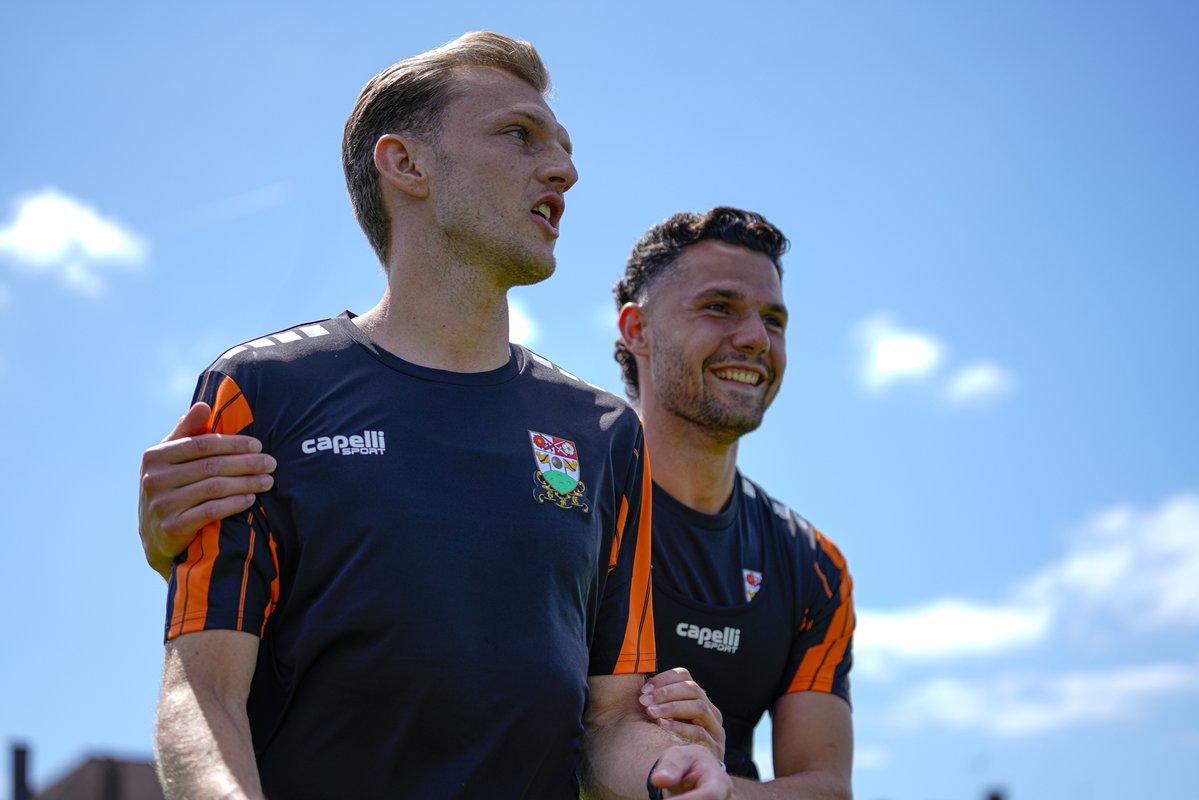 BarnetFC's tweet photo. CB partnership back together! 😍

#BarnetFC🐝 https://t.co/EtNv90UrdS