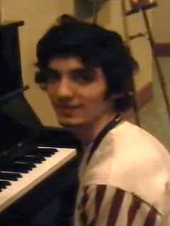 emitriz_'s tweet photo. gente como assim ESSE É O TOBY FOX mó nerdolinha mds é só uma brasileira bonita piscar pra ele que ele traduz Deltarune no mesmo dia pro português e ainda faz espanhol de brinde se ela mandar um hola gatito https://t.co/XHZKd2mIlw
