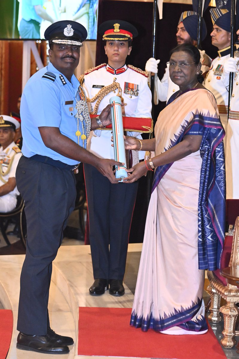 rashtrapatibhvn's tweet photo. President Droupadi Murmu presents Ati Vishisht Seva Medal to:

• Air Vice Marshal (Now Air Marshal) Settypalli Srinivasa Rao, Aeronautical Engineering (Electronics)
• Additional Director General Donny Michael
• Surgeon Vice Admiral Kavita Sahai (Retired)
• Major General Sudhir Kumar Sharma, The Regiment of Artillery