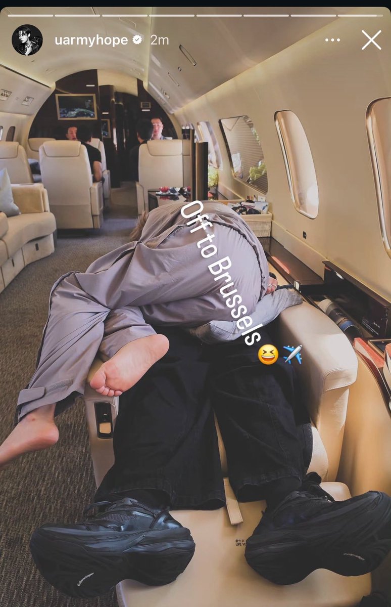 pjmIesviu's tweet photo. La descripción decía "rumbo a Bruselas" y Hobi nos subía a Jimin encima de Jungkook, ese trasero y los pies chiquitos, el outfit y los zapatos negros y los anillos son fáciles de reconocer quienes son HELP 😭😂 https://t.co/YdC9SOMTXX