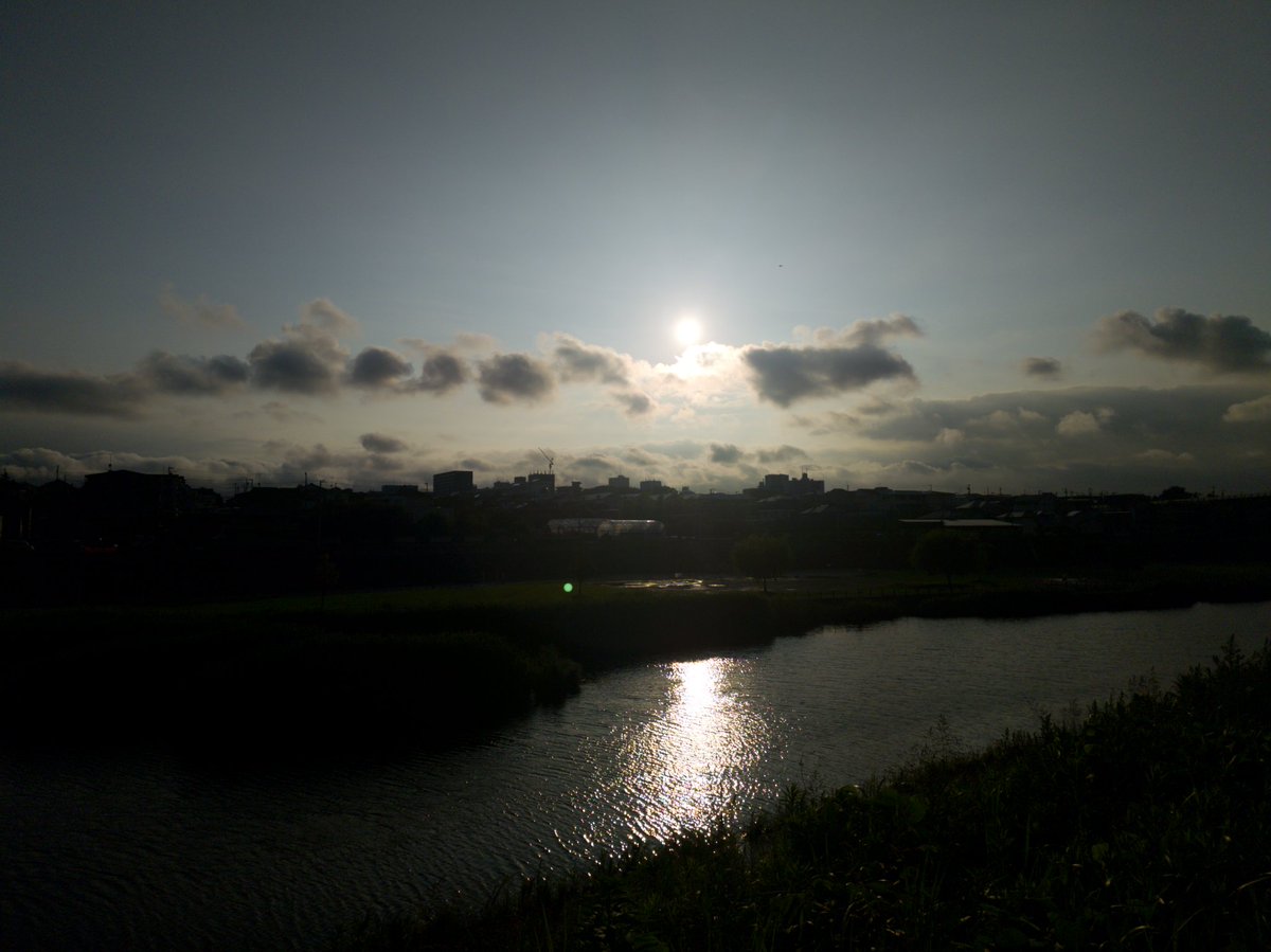 wintermute2009's tweet photo. 湘南台の夕景。日没までまだ一時間以上ある。公園の閉門時感は、1900と一年で最も遅いが、それでも日没の方が遅い。 https://t.co/pih0cauzbD