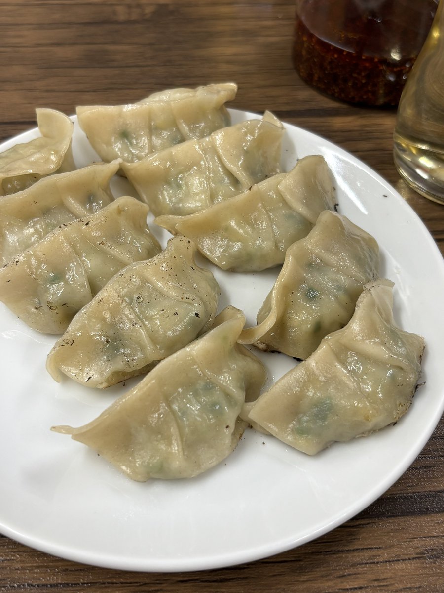 okap_taro's tweet photo. 大須・百老亭
鍋貼餃子、炊餃子

焼は酢と辣油を直で。水は宇都宮スタイルをマネて酢醤油を直に2まわし程、焼の皿におちた酢と辣油も入れて美しく✨
店内食うめぇなぁ。48個見当/人ならイケるやろ、、あれ、200個注文だたかな？🥟 https://t.co/Qx1D6lnpQp