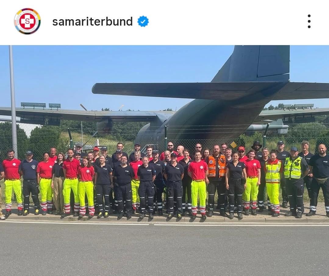 noticiassosvzla's tweet photo. El Equipo Médico de Emergencia (EMT), liderado por ISAR Germany y en el que participaba el Samariterbund de Austria con 15 especialistas, no recibió autorización para ingresar a Venezuela, a pesar de que previamente el país había informado que necesitaba apoyo médico internacional.

Según la OMS y la ONU, el Ministerio de Salud de Venezuela decidió a última hora que por el momento no permitirá la entrada de equipos médicos internacionales al país.
En ese momento, el equipo ya se encontraba en el aeropuerto militar de Wunstorf, cerca de Hannover (Alemania), listo para partir hacia Venezuela. En total eran 41 voluntarios especializados en respuesta a desastres, junto con todo el equipamiento necesario para un Equipo Médico de Emergencia Tipo 1, y el vuelo estaba previsto en un avión A400M de la Fuerza Aérea Alemana.

Como consecuencia de esta decisión:
El personal austriaco regresará a Viena.

Aunque la misión médica ya no podrá realizarse, agradecen profundamente a todos los voluntarios por su compromiso.

Indican que la ayuda internacional continuará, pero ahora se centrará en el envío de suministros y ayuda humanitaria, en lugar del despliegue de personal médico.