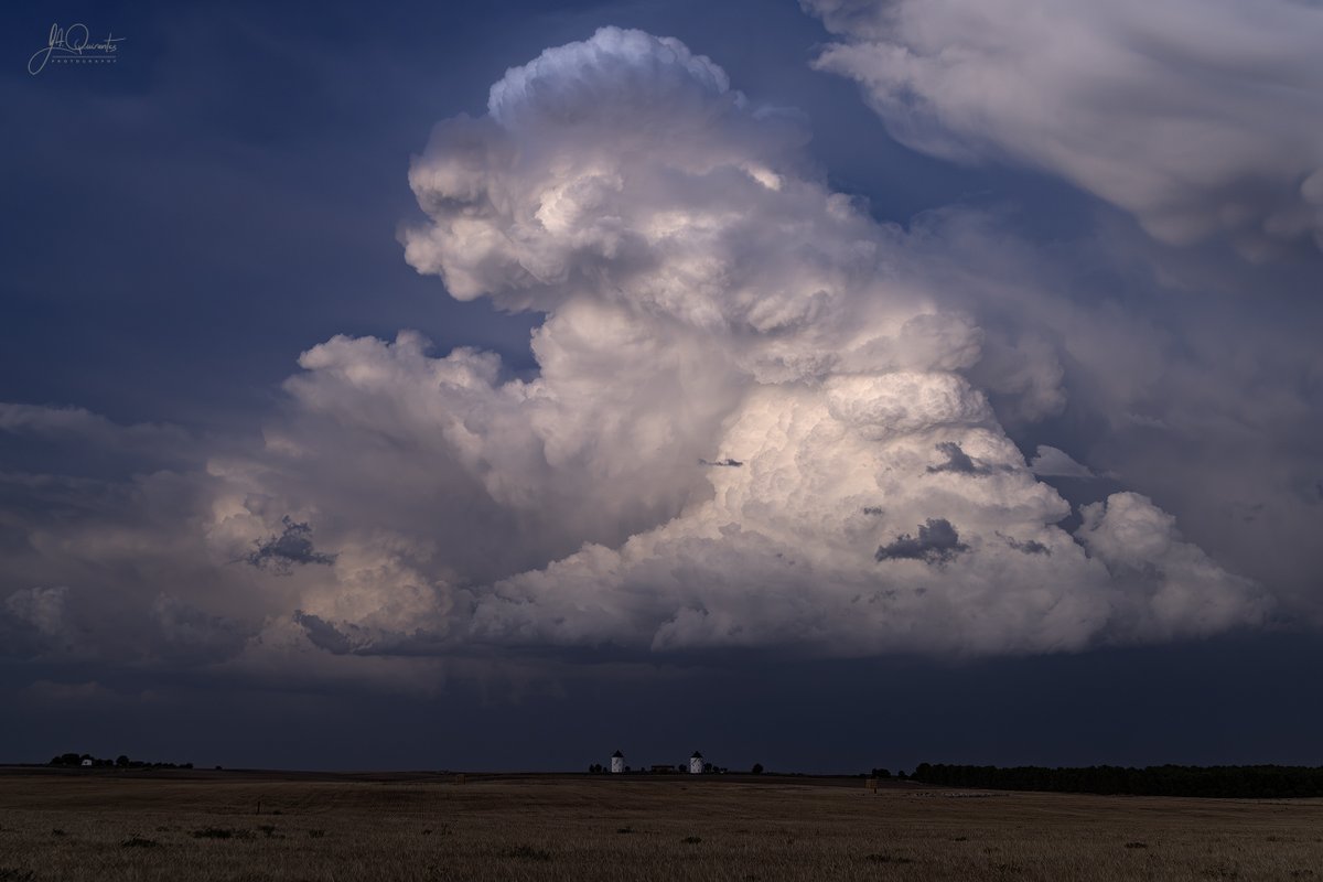 JoseAQuirantes's tweet photo. Este pasado sábado 27 de junio se desarrolló a la puesta de sol una supercélula anticiclónica al este de la provincia de Cuenca, con movimiento SW-NE. En estas primeras cuatro fotos, tomadas desde Santa Maria del Campo Rus (Cuenca), se ve su "semilla" y sus momentos iniciales https://t.co/TjtlSsshh7