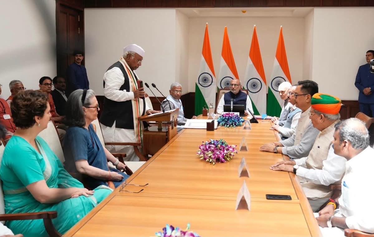 BMSandeepAICC's tweet photo. Shri @kharge took the oath as a Member of the Rajya Sabha in the presence of the Hon'ble Vice President and Rajya Sabha Chairman, Shri @CPR_VP.

CPP Chairperson Smt. Sonia Gandhi ji, Congress General Secretary and MP Smt. @priyankagandhi ji, and Congress General Secretary (Organisation) Shri @kcvenugopalmp were also present on the occasion.

📍New Delhi

@INCIndia @INCKarnataka @INCMaharashtra