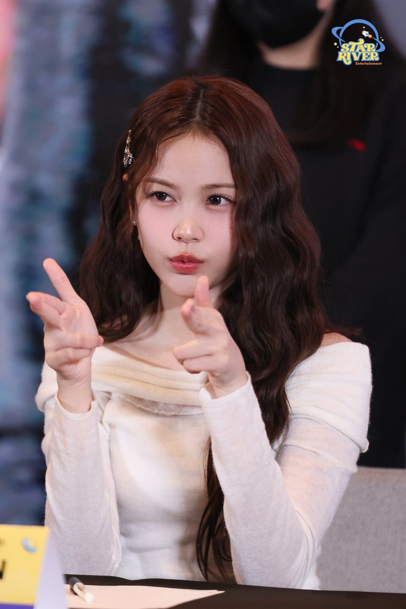 crmnssta's tweet photo. bye bye Carmen curly hair 251105
welcome new update Carmen curly hair 260629 

finally I can see this best look of her again, after 7 months 😭😭😭 https://t.co/u8hkE2aMzC