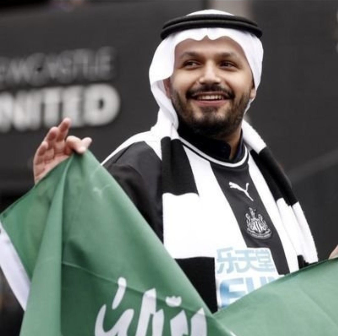 Alwaleed_Debasi's tweet photo. 📰 ⚫️⚪️ ميركاتو نيوكاسل بين الماضي والحاضر وبين هاو وروس ويلسون

يعيش نادي نيوكاسل يونايتد مرحلة انتقالية حرجة وضعت الإدارة الرياضية أمام تساؤلات جماهيرية ضخمة حول الاستراتيجية المتبعة في سوق الانتقالات. وإذا عدنا بالزمن إلى الوراء نجد أن النجاحات الكبرى للنادي بنيت على الجرأة واستغلال الظروف واقتناص الفرص التي لم تلتفت إليها الأندية الأخرى وهي السياسة الإجبارية التي يجب أن يعود إليها النادي فورا لتصحيح المسار الحالي.
لم تكن صفقات الأعمدة الرئيسية لنيوكاسل وليدة الحظ، بل نتيجة قراءة ذكية لثغرات السوق.

برونو غيماريش:

 وصل في بداية المشروع الجاذب لنيوكاسل  في وقت كانت فيه أنظار كبار أوروبا موجهة بالكامل نحو زميله آنذاك لوكاس باكيتا

 بوتمان: 

نجح الماكبايس في خطفه من فم اي سي ميلان الإيطالي، بفضل إغراء الراتب الأسبوعي الذي عجز الروسونيري عن مجاراته

 تونالي:
 
الجميع في البداية انهال بالمديح لعراب الصفقة وسرعة إنجازها ومن الصعب جدا إثبات عدم علم ميلان بمشكلة المراهنات التي أوقف اللاعب قرابة الموسم ولكن اللاعب أثبت نفسه فيما بعد بأنه أحد أفضل لاعبين خط الوسط في العالم

 إيزاك: 

لم يفكر ريال مدريد وبرشلونة في دفع مبالغ فلكية للاعب اعتبروه "هزيلًا" في الدوري الإسباني ليتقدم نيوكاسل وحيدا دون منافسة جادة ويدفع الرقم المطلوب لينفجر اللاعب محققا نجاحا باهرا

غوردون: 

رغم أن حلمه الأكبر كان ليفربول، إلا أن الريدز لم يطرقوا بابه أبدا لأسباب مختلفة أثناء تواجده مع إيفرتون مما فتح الباب لنيوكاسل لضمه

 تريبير: 

استغلال رغبة اللاعب العاطفية في العودة إلى مسقطه في شمال إنجلترا لإنهاء مسيرته الكروية هناك

واقع مرير: مقصلة هاو ورحيل النجوم وقانون اللعب المالي المجدد : 

يعاني نيوكاسل حاليا في اختيارات اللاعبين
حيث من الصعب جدا أن تتعاقد مع لاعب مطلوب من أندية تستطيع دفع ضعف الراتب الأسبوعي الذي سيقدمه نيوكاسل من أجل اللاعب أو حتى أن تحافظ على لاعبك المميز
وللأسف يستغل الوكلاء هذه النقطة ويستخدمون اسم نيوكاسل في رفع العروض ووضع موكلهم تحت دائرة الضوء واضف الى ذلك تعامل هاو مع الصفقات الأخيرة أسهم في زيادة التردد من اللاعبين للانضمام
فغالبا لن ينضم الا اللاعب الذي لم يجد عرضا أفضل من نيوكاسل

 ولعل قضية الثنائي يوان ويسا و فولتماده تلخص الأزمة:

 فولتماده:

 يرى المتابعون أن إيدي هاو أنهى مسيرته تقريبا قبل أن تبدأ بوضعه أمام خيارين : "إما أن تصبح نسخة من إيزاك أو سيكون مكانك دكة البدلاء وخارج الحسابات ووصل أثر ذلك لفولتماده مع منتخب المانيا"

ويسا:

 رغم إبداعه وتألقه اللافت في نهائيات كأس العالم الحالية إلا أن توظيفه وإدارة موهبته جعلت نيوكاسل يصل إلى مرحلة العجز، ليصبح السؤال السائد "من يقبل بالانضمام إلينا الآن؟

 الاستراتيجية البديلة والوقت الضيق:

 تؤكد المعطيات الحالية أن نيوكاسل مطالب بالعودة إلى الواقعية فالخلاصة تكمن في استغلال الظروف الحالية واختيار أفضل المتاحين بغض النظر عن مثالية اللاعب بما يتناسب بالطبع مع ميزانية النادي والمشروع، مع ضرورة التخلي في بعض الصفقات عن فكرة تكبيل النادي بعقود طويلة المدى تصل إلى 5 سنوات للاعبين قد يتحولون عبئا ماليا على الفريق وصعوبة في بيعهم او اعارتهم .

.ورغم أن أصابع الاتهام تتوجه بشكل رئيسي نحو المدرب هاو كسبب رئيسي للتراجع الفني ورحيل النجوم إلا أن إقالته الآن مستبعدة مع بقاء أسبوعين فقط على انطلاق المعسكر التحضيري وشهرين على إغلاق سوق الانتقالات فإن هاو مستمر في منصبه على الأقل حتى منتصف الموسم القادم مما يجبر الإدارة على العمل وفقا للمعطيات المتاحة لإنقاذ الموسم قبل بدايته.

ومابين شروط هاو التعجيزية وغموض ويلسون بات القاصي والداني يعرف بدقة نوعية اللاعبين والمواصفات الصارمة التي يشترطها المدرب إيدي هاو في تعاقدات نيوكاسل يونايتد. هاو يبحث عن لاعب مثالي يملك شغفًا حقيقيًا لتمثيل ألوان الفريق، ويقبل بالسقف المالي المحدد للرواتب، مفضلًا مشروع النادي على عروض مغرية برواتب مضاعفة من أندية أخرى، ومستعدًا للتأقلم مع مدينة قد لا تكون الخيار الأول لرفاهيته.ليلعب تحت قيادته
 تبدو هذه الشروط أقرب إلى ضرب من الخيال وفي المقابل تؤكد التقارير أن المدير الرياضي روس ويلسون هو قائد ملف التعاقدات هذا الصيف. لكن حتى هذه اللحظة، يعيش الجمهور حالة من الغموض التام تجاه خططه وتحركاته لم ينتج عنها حتى الآن سوى صفقة وحيدة في شهر يونيو لحارس احتياطي في الدرجة الثانية من الدوري الفرنسي

ومن خلال الأسماء التي تتسرب إلى الصحافة يوميا أصبح المشجع النيوكاسلي يمتلك "حاسة سادسة" للتنبؤ بتمام الصفقة من عدمها بمجرد ظهور منافسين كبار على أي اختيار يدرك بأن نيوكاسل خارج السباق تلقائيا .

بودكاست #نيوكاسل مع وليد 
#NUFC