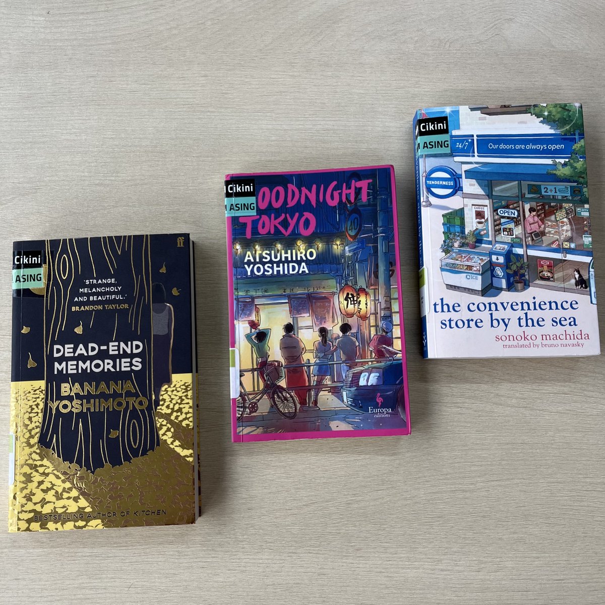disiniregi's tweet photo. GILAAA CIKINIIII GILAAaaaaa 😭❤️❤️

aku megangin buku dead-end memories lama bgt di periplus kemarin, hari ini ketemu di perpus cikini 😭😭😭😭 https://t.co/qpB4ooHDkN