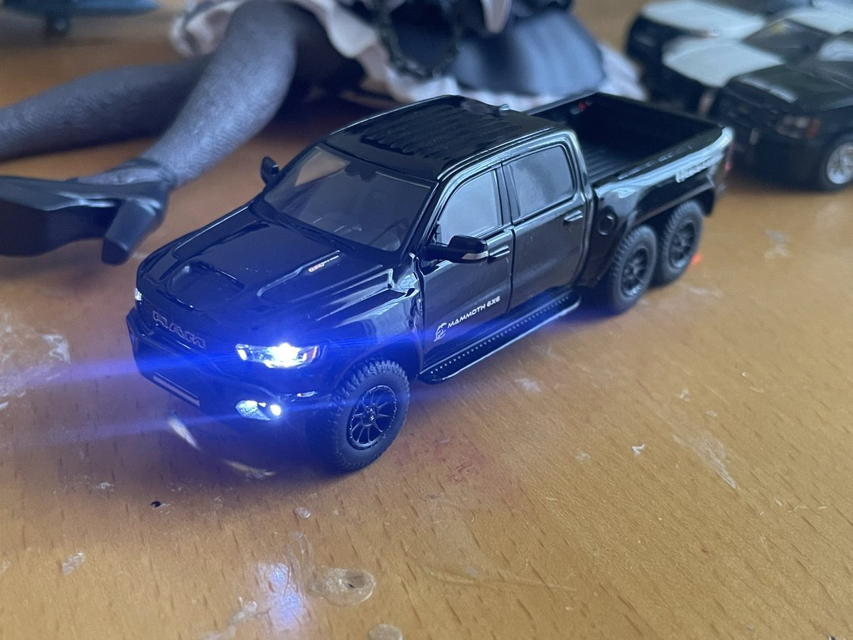 AliceShin_F2A's tweet photo. 596model(日本未販売ミニカー)のRAM Hennessy Mammoth 6x6がデリバリーしました👀
迫力の6×6だけじゃなく、LEDが点滅&点灯も装備されているからエモすぎる😂
#596model #RAMHennessyMammoth #Tomoca #トミカ https://t.co/8jqEjYWEVd