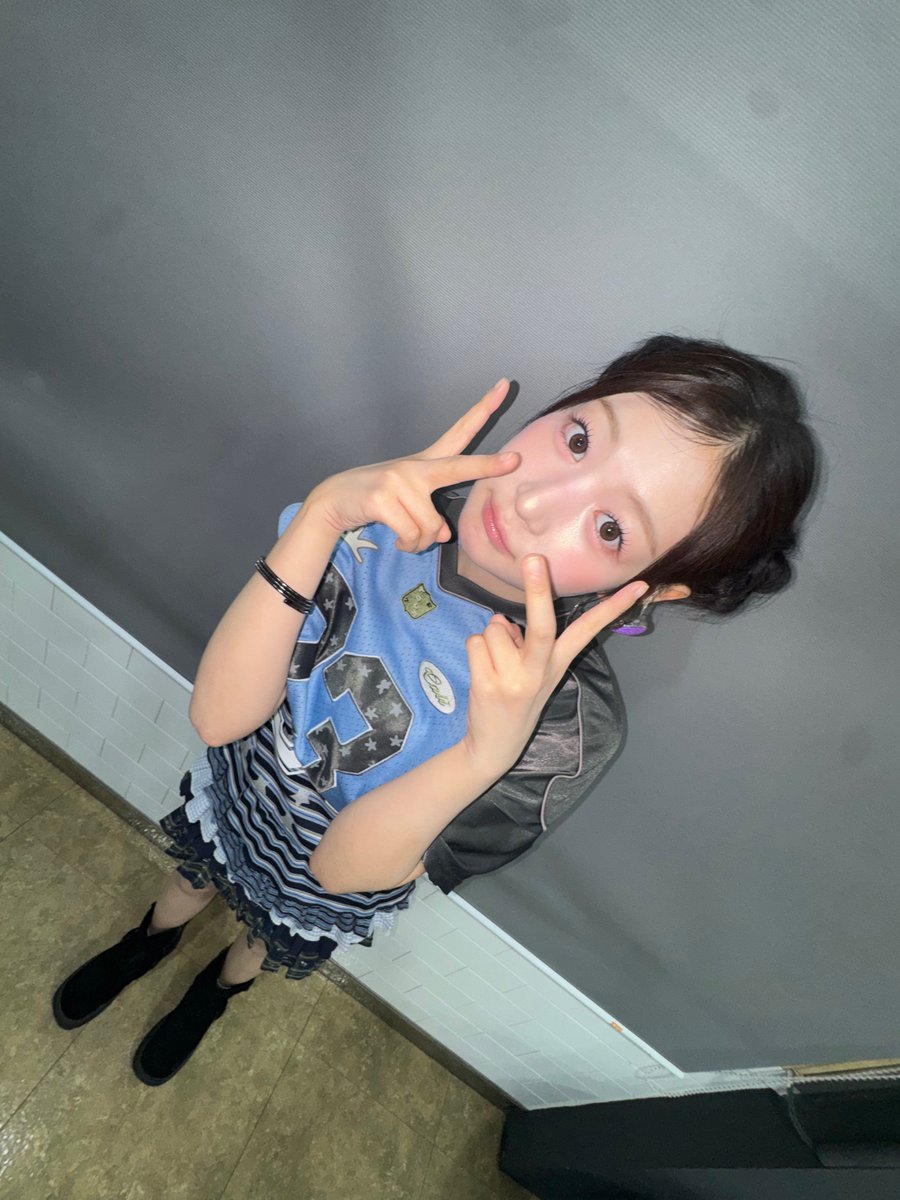 kataseoul's tweet photo. Celeb Fashion
• Who : #피프티피프티 #예원
• Where : 260515 피프티피프티 공식 위버스
• Brand : #썬러브 #SUNLOVE
• Item : 23 Star Mesh Tee (Blue)
#FIFTYFIFTY #YEWON https://t.co/KSacCMfbfe