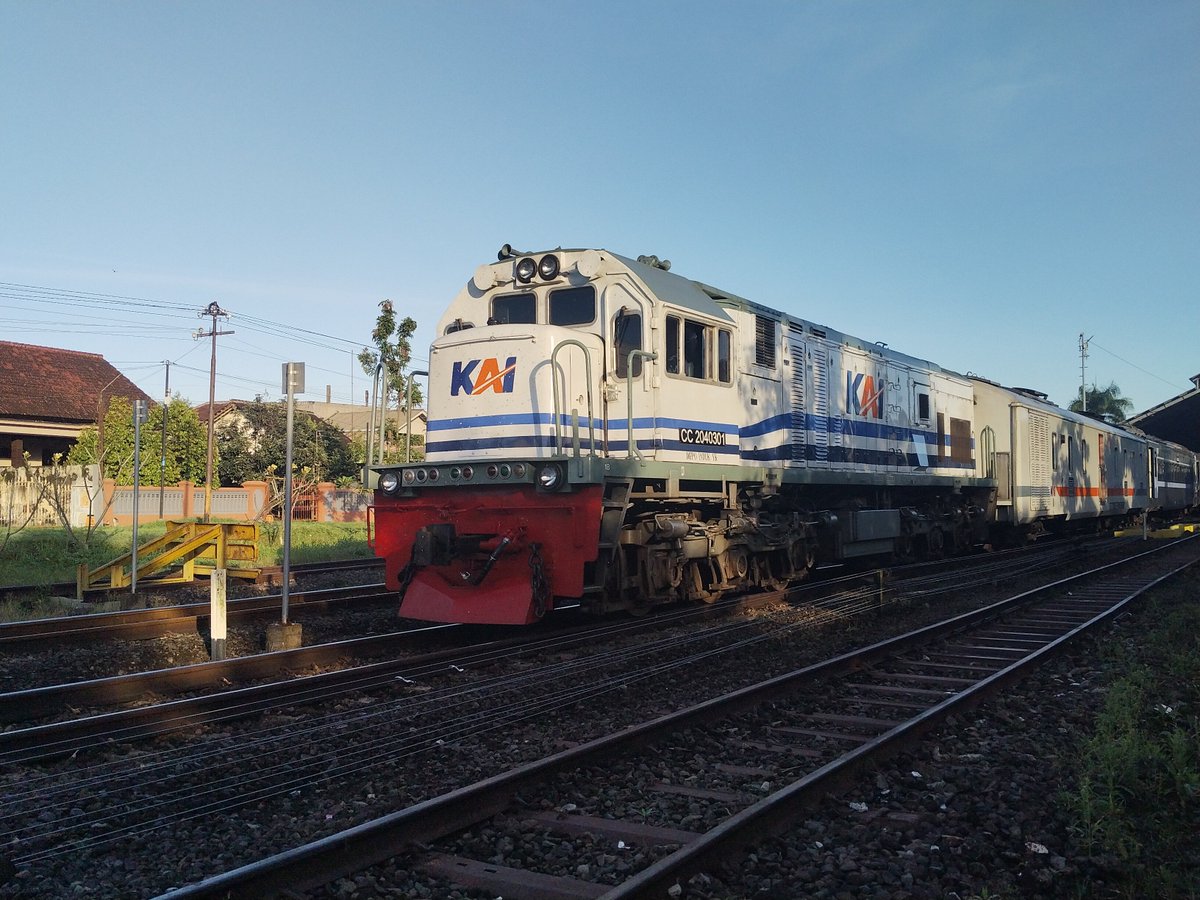 DevanggaDike's tweet photo. Apa lagi kok bela bela antek WnB

Kereta : 246 / Majapahit
Lokasi : Pasar Senen (PSE) - Malang (ML) 
Apk Editing : Lightroom
Date : 02 - 05 - 2026
Camera : VIVO V50
-
-
-
#devangga_dike #kereraapikita #kai121 #indonesiarailways #indonesiatrain https://t.co/sMNuupcYjn