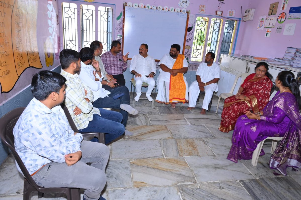 Gautambhaibjp's tweet photo. ગત રોજ મારા મત વિસ્તાર તળાજાની નરસિંહ મહેતા વિદ્યાલય ખાતે ગુજરાત રાજ્ય સંસ્કૃત બોર્ડ દ્વારા પ્રેરિત “સંસ્કૃત કક્ષ”નું ઉદ્ઘાટન કર્યું.

આ કક્ષમાં વિવિધ શૈક્ષણિક ચાર્ટ, દૃશ્યાત્મક સામગ્રી અને સરળ અભ્યાસ પદ્ધતિઓ દ્વારા સંસ્કૃત ભાષા શીખવાની અનોખી અને અસરકારક વ્યવસ્થા ઊભી કરવામાં(૧/૨) https://t.co/ZW0guIoHJU