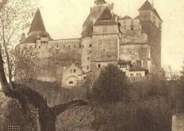 TMandrikova's tweet photo. Замок Бран у Трансильванії, 1884 рік

Ця середньовічна фортеця надихнула численні легенди про графа Дракулу та стала символом готичної міфології й загадкової атмосфери, а її суворі мури й досі зберігають відчуття давнини та таємниць. https://t.co/FlkVIrVx9M