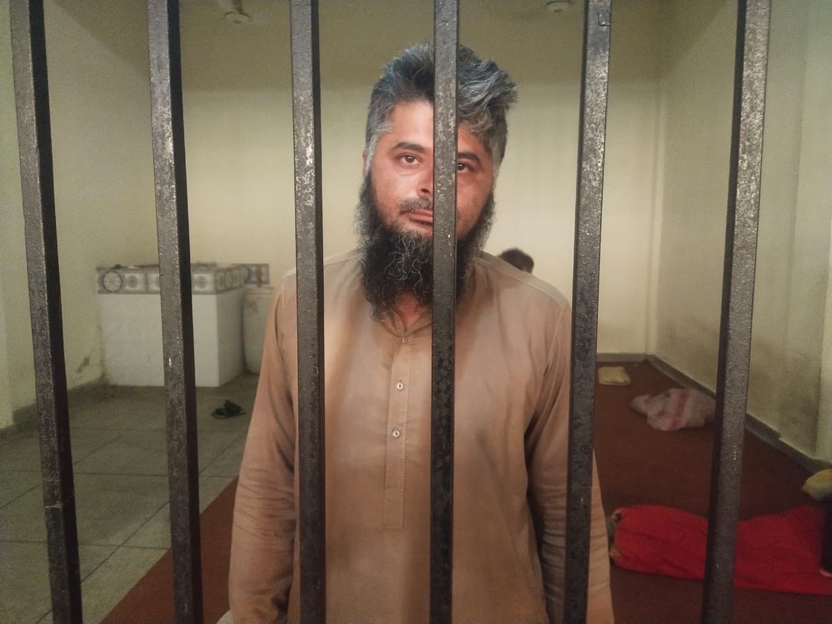 hinaparvezbutt's tweet photo. چونیاں میں 15 سالہ لڑکی سے اجتماعی زیادتی کرنے والے درندوں میں سے ایک درندہ گرفتار۔ باقی درندوں کی گرفتاری کیلئے چھاپے جاری، جلد سلاخوں کے پیچھے ہونگے https://t.co/iSPIcQtJvB