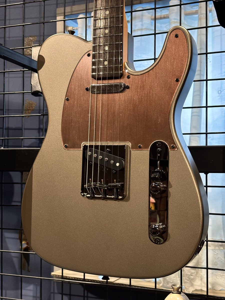 MusicshowaLM's tweet photo. Fender MIJ Hybrid II Telecaster 2026 Collection が入荷しました！
2026年限定のメタリックサテン仕上げとなっております。
シックなデザインがお洒落でカッコいいです。 https://t.co/L2pZRjkTCE
