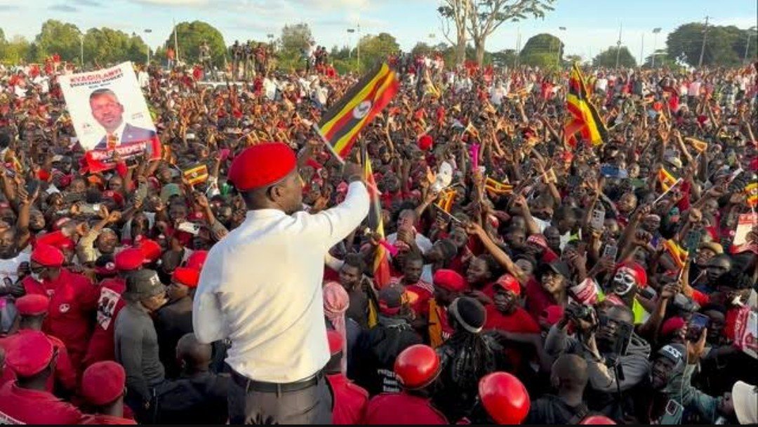 footsoja's tweet photo. You mean these people can't fill up your village compound? You are fighting tooth and nail to secure a job😂 https://t.co/8MFccBxgKV