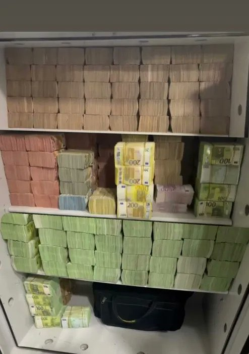 Zekeriya_Say's tweet photo. İki evladım YKS sınavına girdi evde bu kadar kitap birikmedi...
*
Üstelik bu banknotlar dolar - avro...
*
CHP'li olmak için nereye başvuruyorduk :))) https://t.co/dvX9AxE5dY