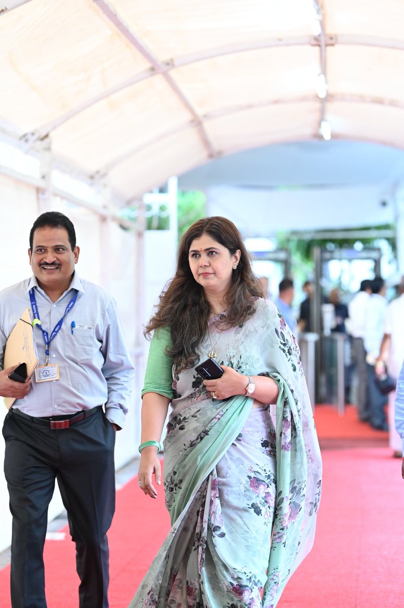 Pankajamunde's tweet photo. 📍विधान भवन, मुंबई

आठवडा २; दिवस १: पावसाळी अधिवेशन २०२६!

#Maharashtra #Mumbai #MonsoonSession2026 #PankajaMunde https://t.co/bEmFNQ2D2y