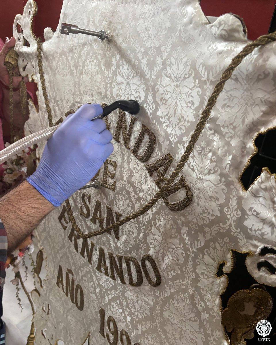 CyrtaTextil's tweet photo. 🔷Labores de #conservación|
La pasada semana, y tras la vuelta de la peregrinación a la aldea de El Rocío, llevamos a cabo el aspirado del Simpecado de la @HdadRocioSanFer a fin de retirar los restos de polvo que presentaba sobre su superficie.
#CYRTA #CRTextil #patrimonio https://t.co/cHzDnMFXyw