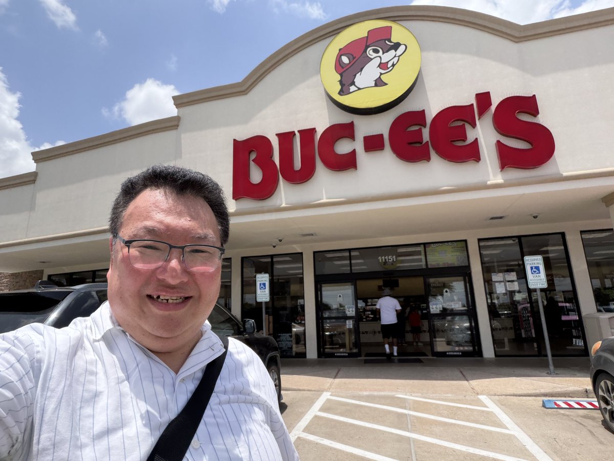 toriumikotaro's tweet photo. ヒューストンがあるテキサス州でガソリンスタンド併設のショップ「BUC-EE'S」へ行ってきました。中心部から車で15分ほどの場所の店舗にライドシェアで行ってきましたが牛肉の肩ばら肉の部位を使った「Chopped Brisket Sandwich」が美味しすぎました。テイクアウトしてホテルの部屋で食べました。 https://t.co/MRsGNRDcL4