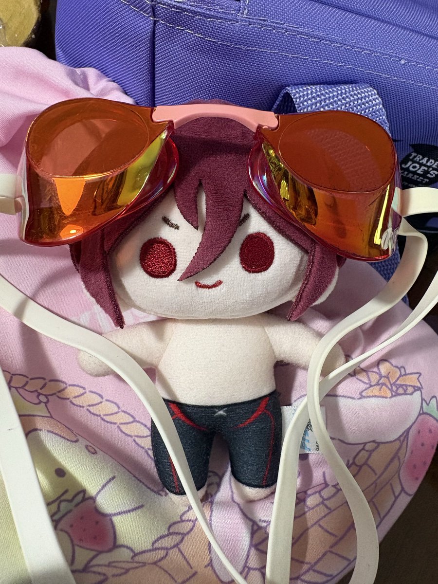 lejimomn's tweet photo. 初度付きゴーグル✨いつも赤系だったけど青もはるっぽくて良い🐬💞いろいろあって今年から大学の水泳部入ったんだけどめっちゃ見やすくて練習頑張れそう!! (2枚目は先代、背���ごちゃごちゃ🥲) https://t.co/a9n23mE8hc