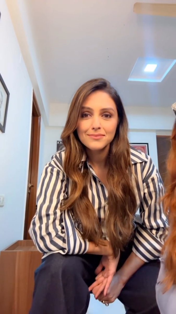 aartichabriafc's tweet photo. Some stars shine for a moment... but some become timeless forever. ⭐️🙌🌟
Beautiful then. Beautiful now. Beautiful forever. Forever ruling hearts. Forever our Queen. 💫👑✨
@aartichabria #AartiChabria #QueenOfHearts #QueenOfBeauty #TimelessBeauty #TimelessGrace #ForeverInspiring https://t.co/iIBFnxCdzM
