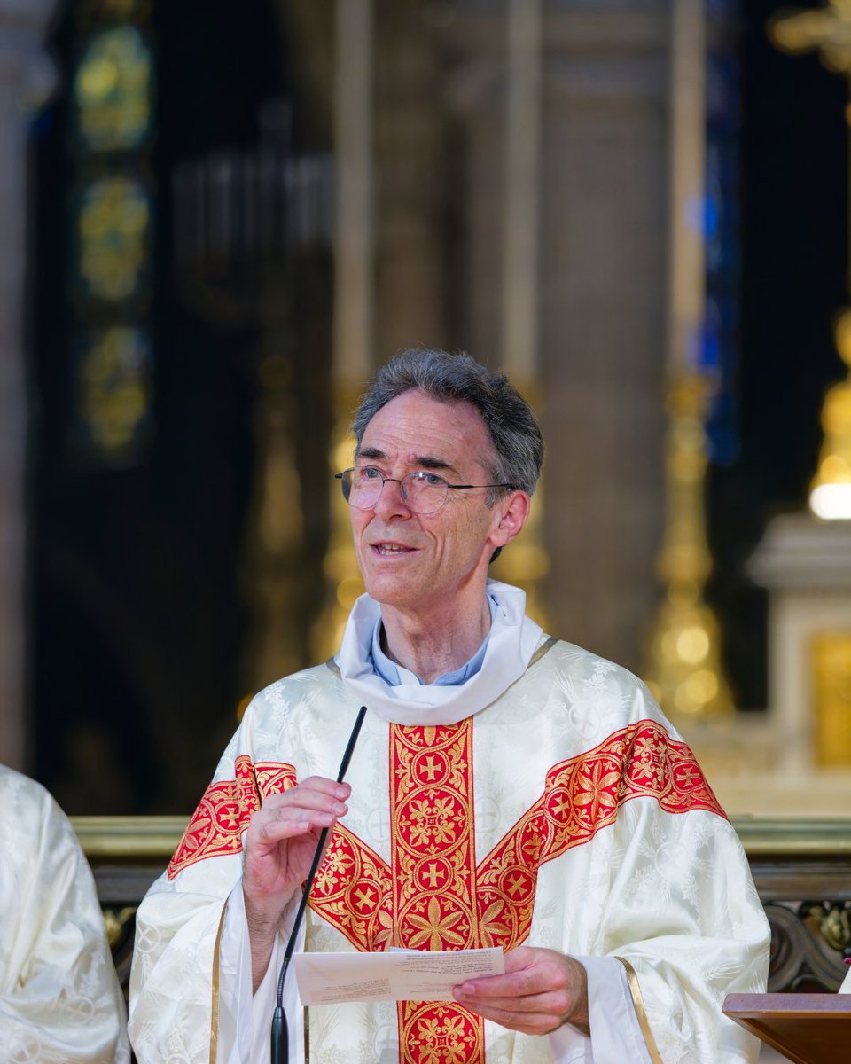 dioceseparis's tweet photo. Vendredi 26 juin, à l'église #saintgermainlauxerrois , Mgr Emmanuel Tois, évêque auxiliaire de Paris, a présidé une messe de veillée en présence des futurs prêtres du diocèse, à la veille de leur ordination.
À la suite de la célébration, les fidèles se sont relayés tout au long de la nuit pour une prière d’adoration du Saint-Sacrement, confiant les ordinands et leur futur ministère au Seigneur.

#veilleedepriere #ordination #saintsacrement #ordination