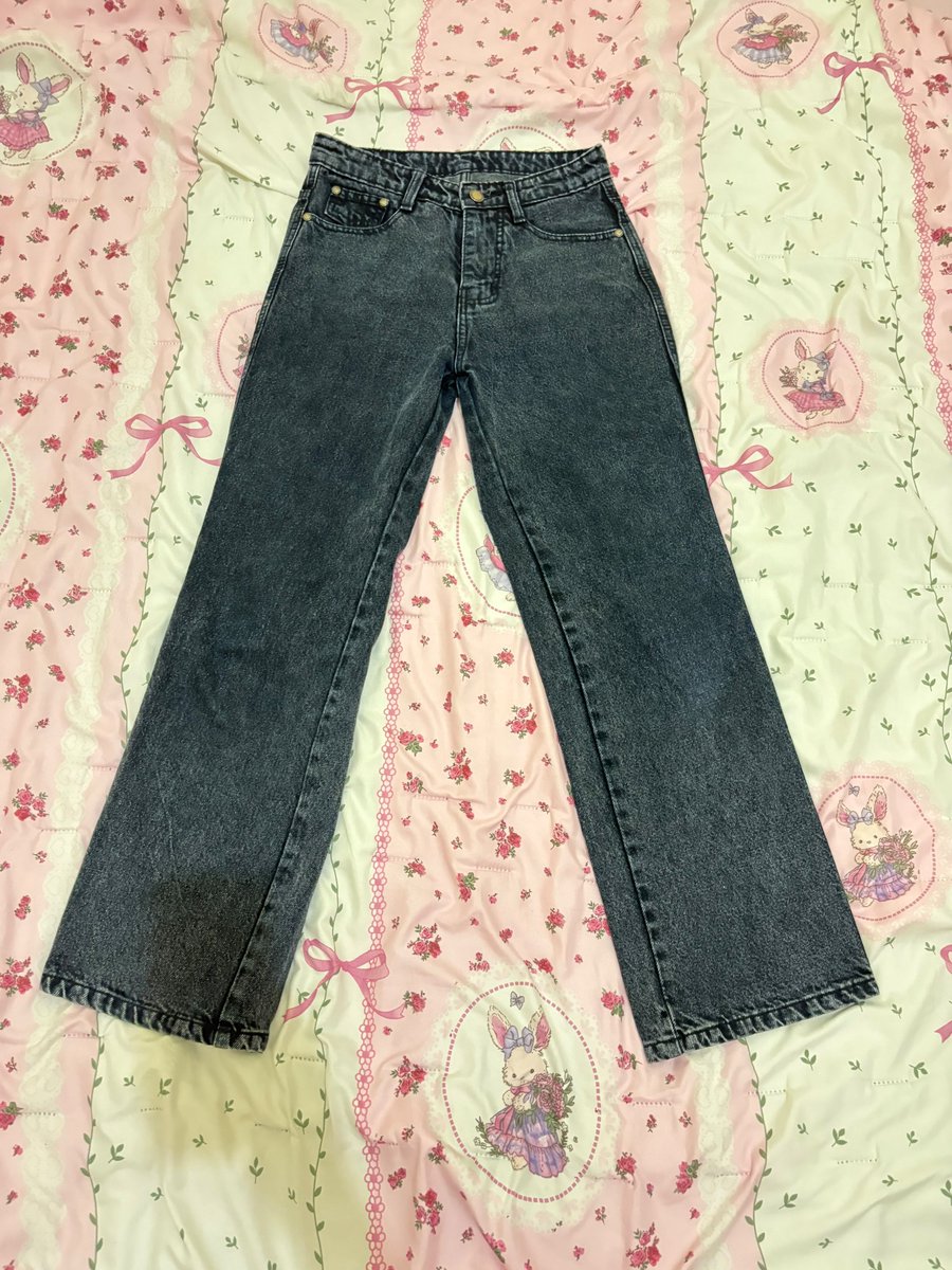 aelovue's tweet photo. wts jeans jiniso size 28, 80k excl adm 🍊 dom cirebon. 
> keep event with dp
> nego tipis
> details / any question? dm
> @ after dm 🙇🏻‍♀️ https://t.co/Ang5MESO1I