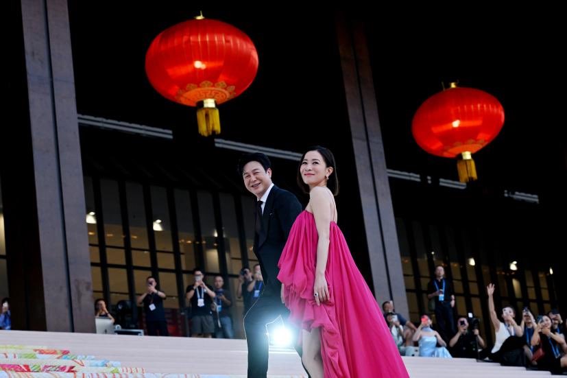 AwardsPand86482's tweet photo. #GoldenPandaSpotlight
Charmaine Sheh, nominee for Best Actress in the TV Drama category at the 2nd Golden Panda Awards, made a surprise appearance with Zhang Songwen, winner of Best Supporting Actor in the Film category at the 1st Golden Panda Awards! https://t.co/8Wf1uVlDpk