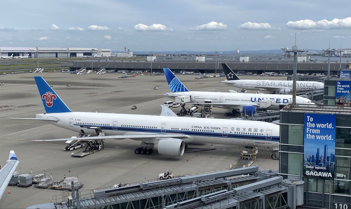 activa763's tweet photo. 羽田空港に駐機する中国南方航空のB777-300ER(B-7588)です。羽田では常連の期待ですがふと後ろの雲が並んでいるのに気づいて思わず撮りました

＃中国南方航空 #Chinasouthern #CZ #Haneda ＃羽田 #B777 ＃羽田空港 https://t.co/qLKkxMip3M