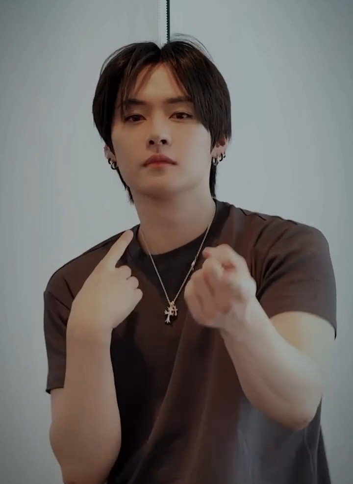 userlinoring's tweet photo. HIS ARMS ARE SHOULDERS FAWKK IM JUST A VICTORIAN MAN https://t.co/M46xDKT2mf