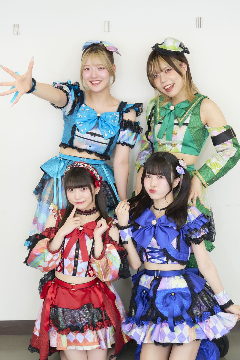TopYell's tweet photo. 6月30日発売の『TopYellNEO2026SUMMER』では昨年７月のデビュー以来、「ハチャメチャに楽しめるライブ」をコンセプトに、なんでもありのパフォーマンスで人気急上昇中の #ミニワチャ が初登場。エネルギッシュでキャラ立ちしたメンバーの人となりに迫ります！ https://t.co/sPIWCM2o58