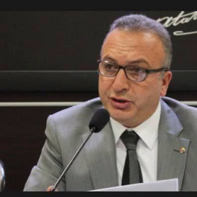 Dede38__'s tweet photo. ARINMA ÖYLEMİ?
***
17/25 Aralık'ın en kritik delilini Umut Oran açıkladı. 
Sayın Erdoğan’ ın oğlu Bilal ve kızı Sümeyye ile yaptığı cep telefonu konuşmalarının sinyal kayıtlarını , adres adres, saniye saniye belgeledi. 
2015 seçimlerinde Sayın Kılıçdaroğlu tarafından aday gösterilmedi...
***
17/ 25 Aralık'la alâkalı bilgileri 
Ali Özgündüz’den öğrendik. 
Savcı kökenli Sayın Özgündüz'ün  söyledikleri değer görüyordu. 2015’te aday gösterilmedi...
***
17/ 25 Aralık'ın yakasına en çok yapışanlardan biri;Atilla Kart’tı. Zaten; yolsuzlukla mücadele denince, akla ilk gelen isimdi. 2015’te aday gösterilmedi...
***
17/ 25 Aralık'ı soruşturmak için mecliste komisyon kuruldu.
CHP'yi Rıza Türmen,
Erdal Aksünger ve 
Osman Korutürk temsil ettiler.
Rıza Türmen;  Avrupa İnsan Hakları Mahkemesi'nde 10 yıl yargıçlık yapan, saygın ve dünyanın tanıdığı bir hukukçuydu. Erdal Aksünger; bilişim uzmanıydı. Osman Korutürk; büyükelçiydi. 2015’te Korutürk 22. Sıraya konulurken , Rıza Türmen ve Erdal Aksünger, 2015’te, aday gösterilmediler.
***
2015 seçimlerine gidilirken; CHP, liboşlukla, özerkçilikle, cemaatçilikle suçlanırken, bu isimlere herhangi bir yakıştırma yapılmadı.
Ortak özellikleri namuslu ve liyakat sahibi olmalarıydı.
***
Bütün  bunlara imza atan sayın Kılıçdaroğlu; bugün, arınmadan bahsediyor. 
Sizin arınma anlayışınız buysa; bırakın, biz kirli kalalım.. 
***
Tıpkı Avusturyalı filozofun dediği gibi; 
● Bir insan; kilitli olmayan, ama içeriye doğru açılan bir kapıyı sürekli itiyor ama, çekmek aklına gelmiyorsa, o odada hapis demektir.
***
Sayın Kılıçdaroğlu; 
Yunus Emre’nin dediği gibi,
● Bir kez gönül yıktın ise,
    bu kıldığın namaz değil!
    Yetmiş iki millet dahi, 
    elin yüzün yumaz değil.. 
AHMET ORHAN GÜRGÜNOĞLU 
TOKAT ORGANİZE SANAYİ BÖLGESİ YÖNETİM KURULU ÜYESİ
27 Haziran 2026