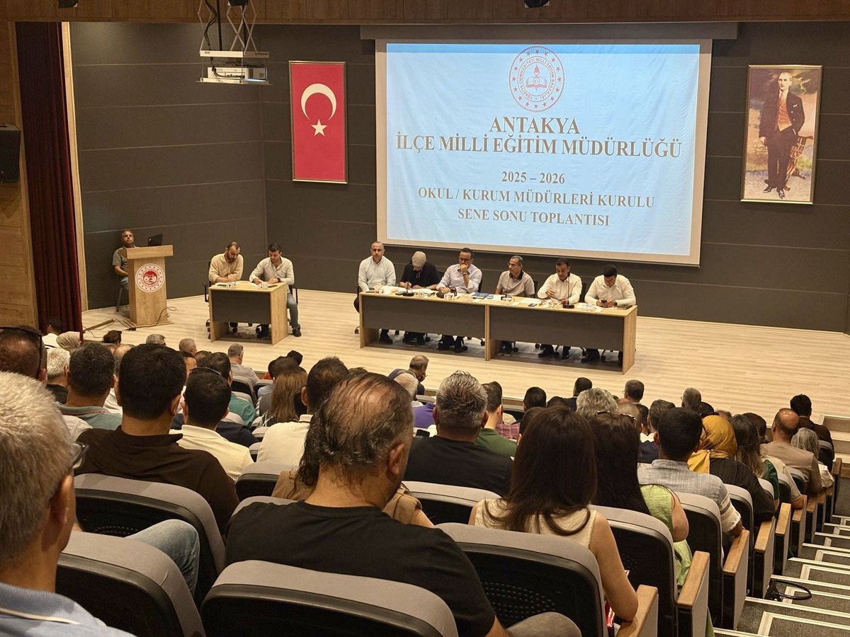 ANTAKYAMEM's tweet photo. 2025-2026 Eğitim Öğretim Yılı Okul/Kurum Müdürleri Kurulu Sene Sonu Toplantısı, İlçe Millî Eğitim Müdürümüz Sayın Ahmet Tecimen’in başkanlığında, şube müdürlerimiz ve okul müdürlerimizin katılımıyla gerçekleştirildi.

@ahmettecimen 
@hataymem 
@tcmeb https://t.co/zzjlQ8U3VK