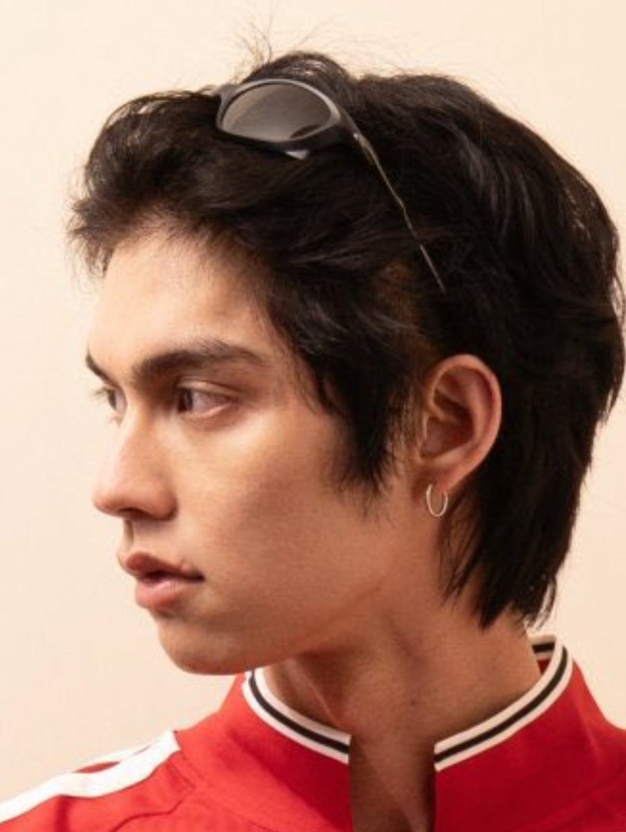 aaomwn's tweet photo. พี่ตอบหน่อยค่ะ จะให้หนูโฟกัสที่ตรงไหนคะ เบ้าที่พระเจ้าปั้น ไหนจะรอยแผลเป็นที่เพิ่มความดิบ ไหนจะท่ายืนล้วงเป๋าเท่ๆ ไม่รวมถึงแขนพี่ที่มีรอยสักและเส้นเลือดที่บ่งบอกถึงความแข็งแรง ฮอตทุกส่วน ดีแล้วที่หันข้างถ้ามองมาตรงๆก็แพ้สายตาพี่อีก ไม่มีตรงไหนที่หนูจะชนะพี่ได้เลย🥺

#bbrightvc https://t.co/bwYRVCL1Wy