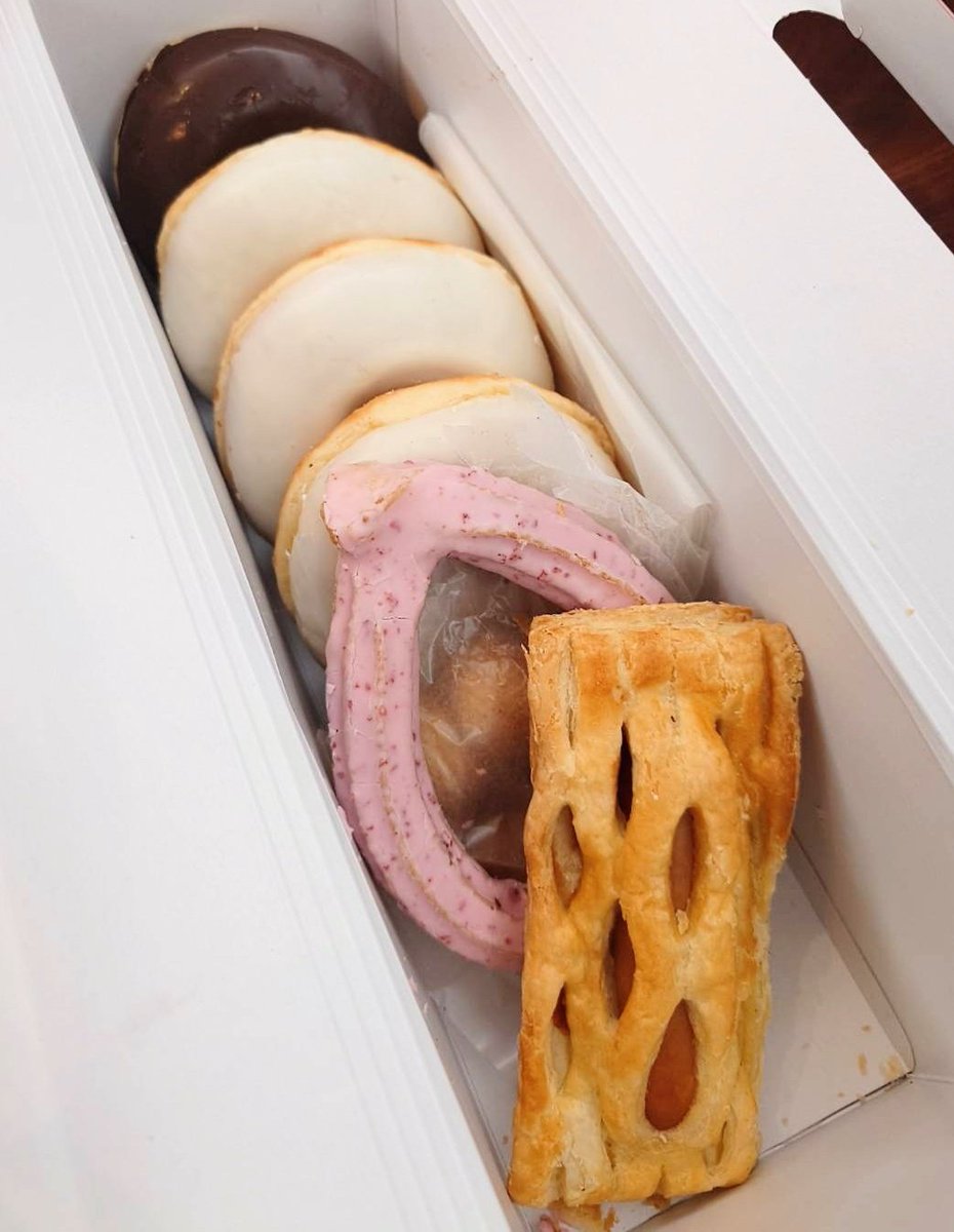 anchiko_v's tweet photo. もっちゅりんの箱でお土産~って
わくわくして開けたら
入ってないんかーーーーい笑

まだもっちゅりん食べれてない人www

#ミスド #ブラジル戦これで整った https://t.co/kwCF70n2p5
