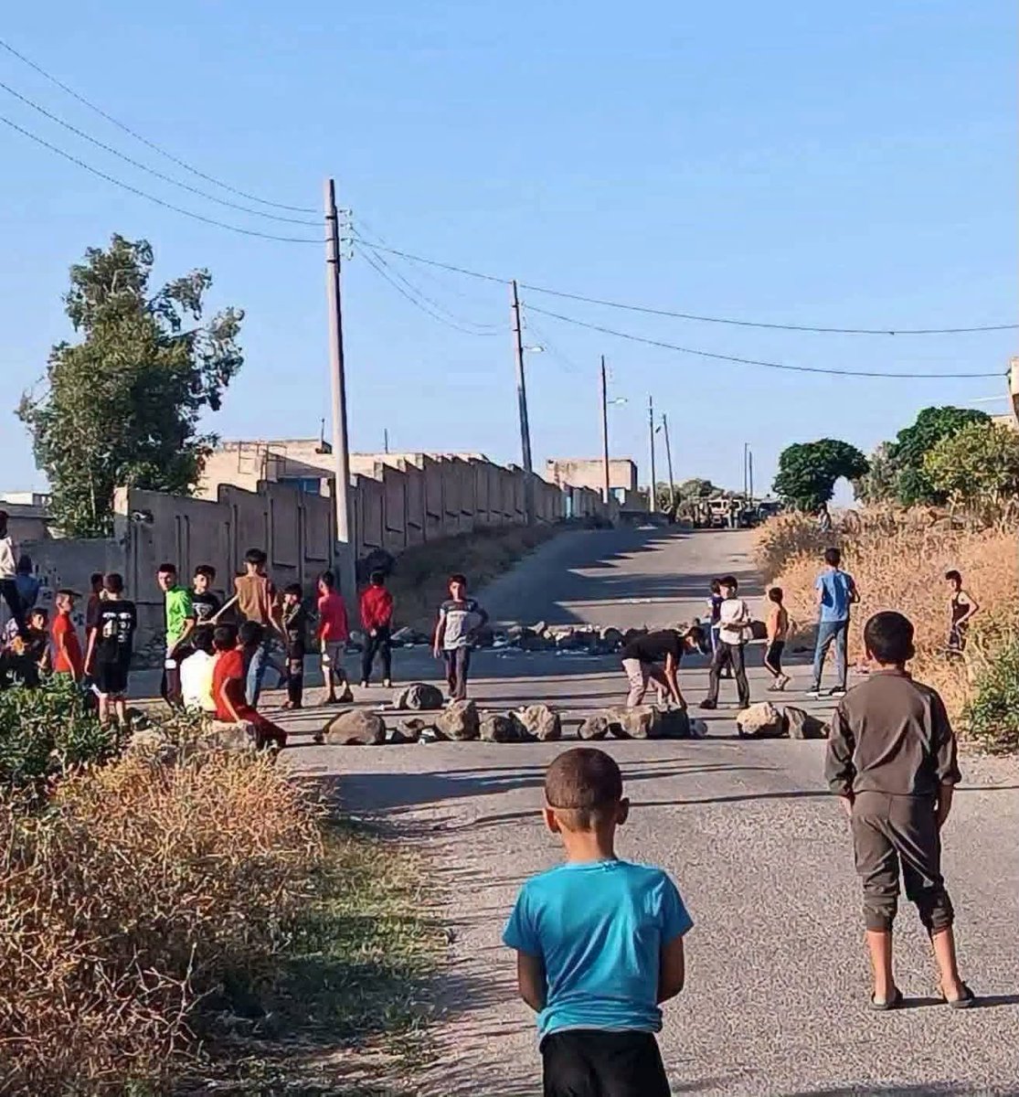 QalaatAlMudiq's tweet photo. #Syria: Israel withdrew last night from the new position IDF established yesterday on a hill near the village of Abidin in Yarmuk Basin (W. #Daraa). 

The withdrawal followed protests by local residents, who blocked roads & threw stones, prompting Israeli soldiers to fire warning shots. 

Tensions escalated later in the night, with IDF artillery striking the outskirts of the village and Israel scrambling fighter jets.

The incident didn't cause casualties.