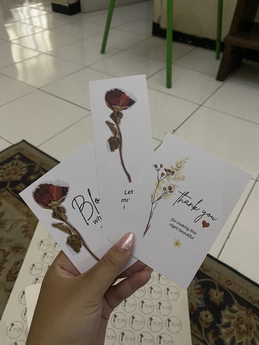 TishDuchess's tweet photo. Di detik-detik terakhir, gue bikin freebies The Rose untuk Prambanan Jazz Festival! Bisa buat journaling abis PJF~

Isinya:
- Quote card
- Rose bookmark
- a Thank You card
- and stickers!

Limited quantity~ Ada yang mau ga 👀 https://t.co/buPBOUuxiZ