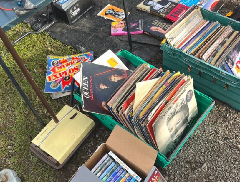 Generations7080's tweet photo. Je ne fais plus l'acquisition de vinyles lors des vide-greniers... la moitié du temps, le disque est rayé ! 😤

Un vendeur devrait-il signaler qu'un disque est rayé ? 🙁😠 https://t.co/RSbWQvhEa3