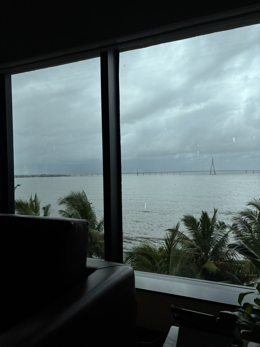 yeppAniket's tweet photo. Crazy view from the office,
Staring straight at the Arabian Sea. https://t.co/JoCrdVpLjG